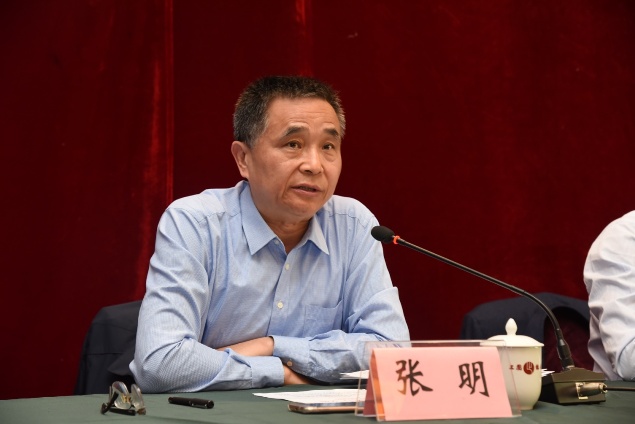 陕西省食品药品监督管理局副巡视员张明宣读